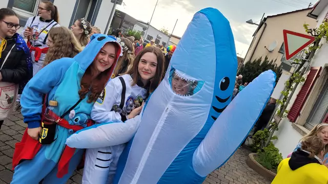 Haifische statt Frösche beim Speyerdorfer Kerweumzug 2024 | Foto: Markus Pacher