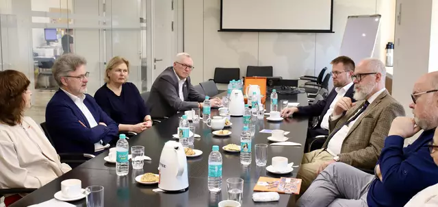 Austausch mit dem deutschen Generalkonsul Achim Fabig in Mumbai; unter anderem mit Oberbürgermeister Dr. Frank Mentrup, Ralf Eichhorn von der Wirtschaftsförderung Karlsruhe, Martin Wacker, Geschäftsführer der KME Karlsruhe Marketing und Event GmbH, und Professor Dr. Anke Karmann-Woessner, Leiterin Stadtplanungsamt Karlsruhe. | Foto: © IGNKA