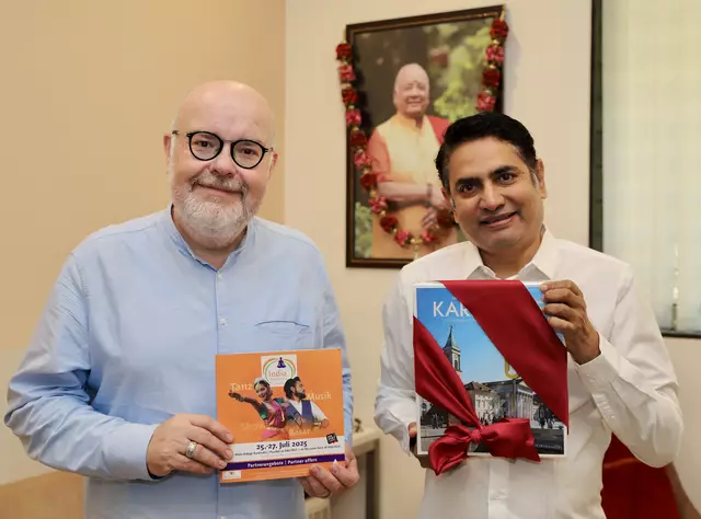 Ayurveda ist nicht nur eine Form der Medizin, sondern eine Lebensweise – und der Weg zu einem gesunden Körper, Geist und Seele. Austausch bei India Summer Days-Partner Santulan Ayurveda in Karla bei Pune (v.r.): Direktor Sunil Tambe und Martin Wacker, Geschäftsführer der KME Karlsruhe Marketing und Event GmbH | Foto: © IGNKA