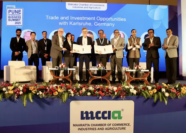 Unterzeichnung eines „Letters of intent“ (LOI) zwischen der Wirtschaftsförderung Karlsruhe und dem indischen Automobilverband „Automotive Research Association of India” (ARAI) im Rahmen der Konferenzteilnahme am Global Business Summit in Pune – mit Teilen der Karlsruher Delegation um Oberbürgermeister Dr. Frank Mentrup, Ralf Eichhorn und Sabine Dietlmeier von der Wirtschaftsförderung | Foto: © IGNKA