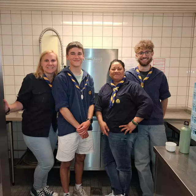 Von den aktiven Pfadfinder*innen gab es auch Unterstützung, v.l.n.r. Kathrin Köhler, Paul Schlachter, Sepa Fiedler und Ben Barthel | Foto: Kathrin Köhler