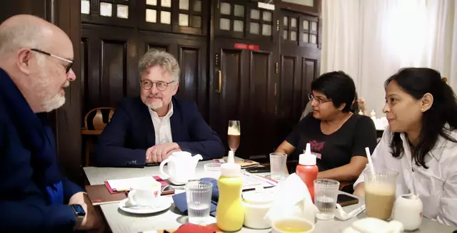 Kultureller Austausch mit dem Goethe-Institut/Max Mueller Bhavan in Mumbai (v.l.): Martin Wacker, Geschäftsführer der KME Karlsruhe Marketing und Event GmbH, Oberbürgermeister Dr. Frank Mentrup, Amruta Nemivant, Beauftragte für Kulturprogramme am Goethe-Institut/Max Mueller Bhavan in Mumbai, und Stellvertretende Institutsleiterin Mukta Gadkari | Foto: © IGNKA