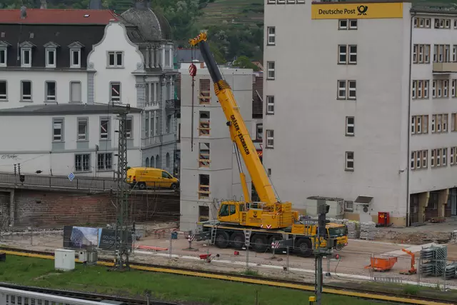 Zur Errichtung des Parkhauses ist dieser große Kran notwendig. Das Treppenhaus steht schon. | Foto: Laura Braunbach