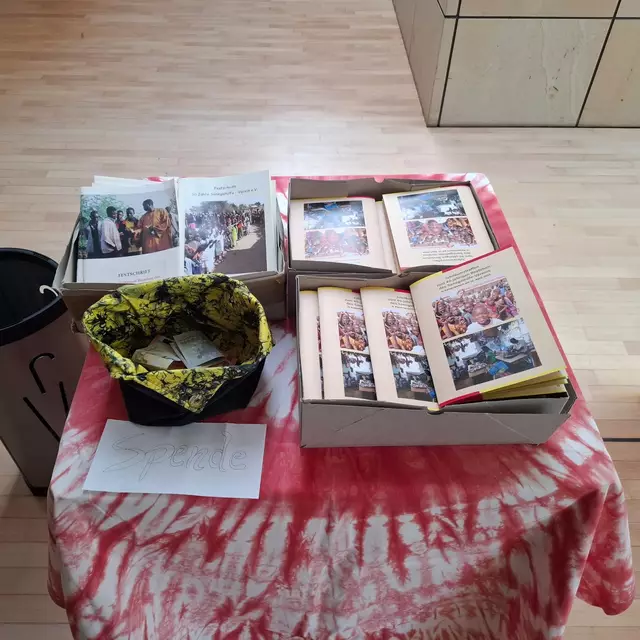 Eine Spendenkasse und Informationsschriften durften nicht fehlen | Foto: Kathrin Köhler