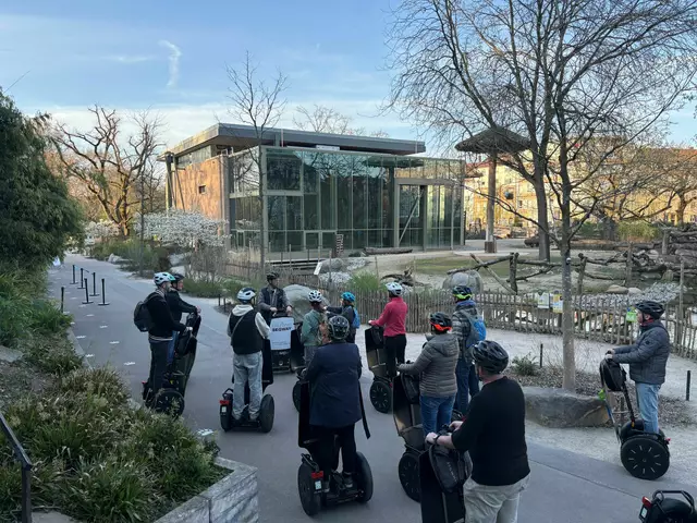 Mit dem Segway kann man vor oder nach den Öffnungszeiten den Karlsruher Zoo erkunden - und mit etwas Glück den kleinen Eisbär MiKa sehen! | Foto: KTG Karlsruhe Tourismus GmbH