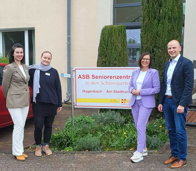 Bildunterschrift v.l.n.r: Einrichtungsleiterin Eyline Berger, der Leiterin der Sozialen Betreuung Franziska Schmidt, Verbandsbürgermeisterin Iris Fleisch, Landtagsabgeordneter Florian Bellaire.  | Foto: Florian Bellaire