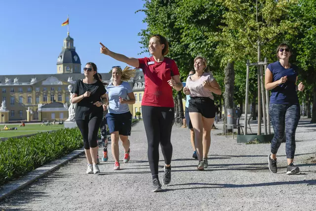 Bei den Running City Tours kann man Sport und Sightseeing verbinden. | Foto: KTG Karlsruhe Tourismus GmbH, Foto Fabian von Poser