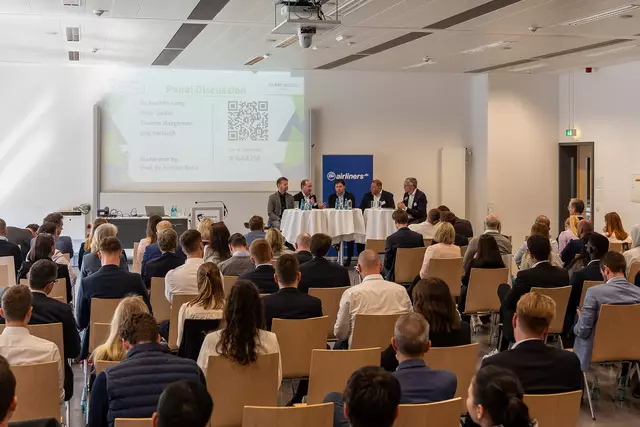 Hochkarätig besetzt: Auf dem Aviation Day diskutierten (v.l.n.r.) Peter Gerber (Condor), Dr. Joachim Lang (BDL), Thomas Haagensen (easyJet), Jörg Harnisch (FraAlliance) mit Prof. Dr. Karsten Benz (Hochschule Worms) über die Zukunft der Luftfahrtbranche.  | Foto: Hochschule Worms