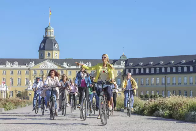 Mit dem Fahrrad durch die Fächerstadt - und dabei spannende Geschichten entdecken.   | Foto: KTG Karlsruhe Tourismus GmbH, Foto Andrea Fabry 