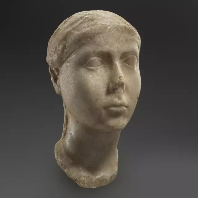 Bildnis der jungen Kleopatra.
Marmorkopf, Alexandria, Mitte des 1. Jh. v. Chr., Marmor
 | Foto: André Longchamp, Fondation Gandur pour l'Art, Genève