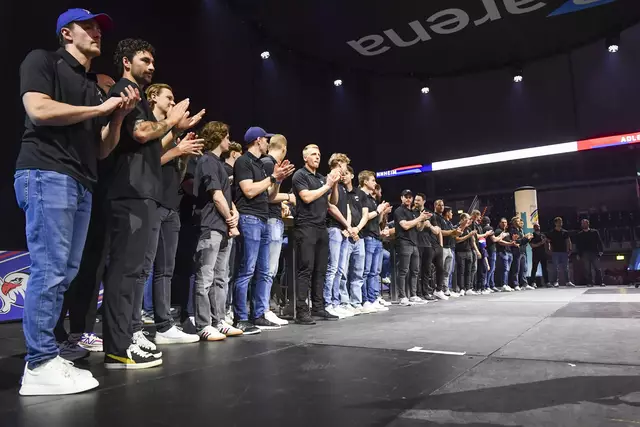 Die Adler-Mannschaft der DEL-Saison 2024/2025 steht mit Betreuern und Trainerstab bei der Saisonabschlussfeier gemeinsam auf der Bühne. | Foto: Ruffler/PIX-Sportfotos