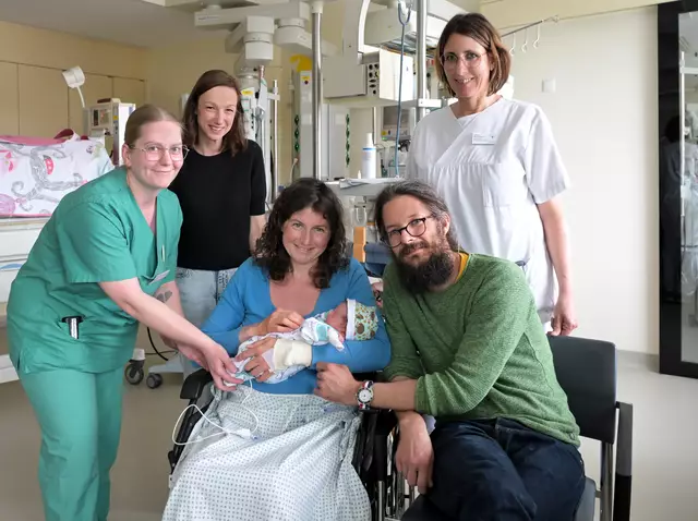 (vorne von links): Kinderkrankenschwester Michelle Keiber, Beleghebamme Alexandra Schäfer, Mama Anna Weber mit Baby Lotta Krocker, Papa Georg Krocker und Kathrin Wecke-Rocker, Stationsleitung Geburtshilfe | Foto:  Klaus Landry, Diakonissen-Stiftungs-Krankenhaus Speyer