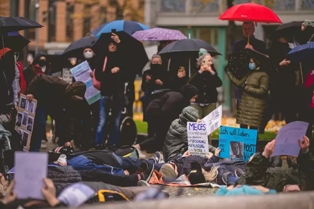 Das gemeinsame auf den Boden legen symbolisiert die vielen Menschen, die krank in ihren Betten liegen - meist ohne ärztliche Versorgung | Foto: Alexander Kästel