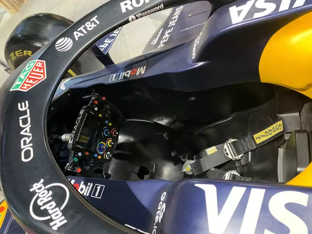 Das Cockpit mit Lenkrad vom Red Bull-Formel 1-Rennwagen | Foto: Michael Sonnick