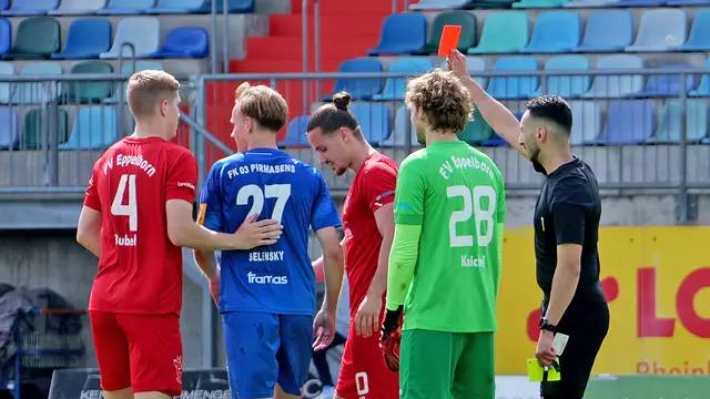 Der ehemalige Eppelborner Thomas Selensky wurde nach einer angeblichen Schwalbe im Strafraum von Schiedsrichter Nabil Benazza mit Gelb-Rot vom Platz gestellt. Der FK Pirmasens gewinnt dennoch mit 3:1 Toren gegen den FV Eppelborn und bleibt weiter im Rennen um den Regionalligaaufstieg.  | Foto: Erik Stegner