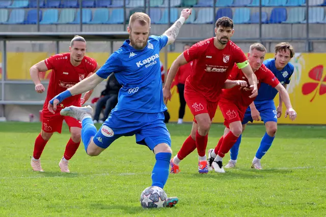 Manuel Grünnagel sorgt mit einem Foulelfmeter für den Endstand. Der FK Pirmasens gewinnt mit 3:1 Toren gegen FV Eppelborn und bleibt weiter im Rennen um den Regionalligaaufstieg.  | Foto: Erik Stegner