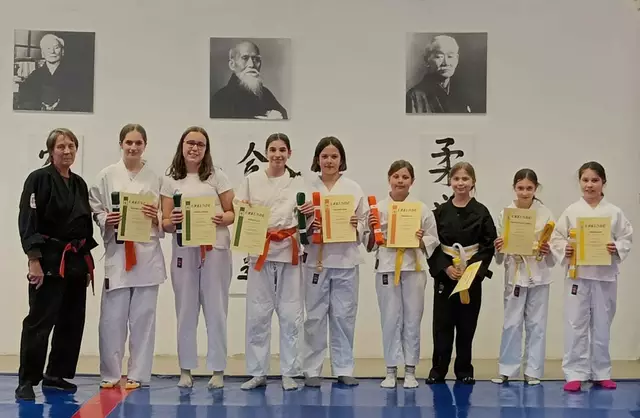 Erfolgreiche Prüfungsgruppe mit Prüferin Ute Kullmer, links  | Foto: Werner Steigelmann