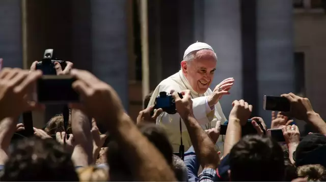 Papst Franziskus: Der Oberhirte der römisch-katholischen Kirche liebt es, unter Menschen zu sein. Das Foto stammt aus einer Zeit, als er gesundheitlich noch nicht angeschlagen war. | Foto: commons.wikimedia.org/Alfredo JGA Borba