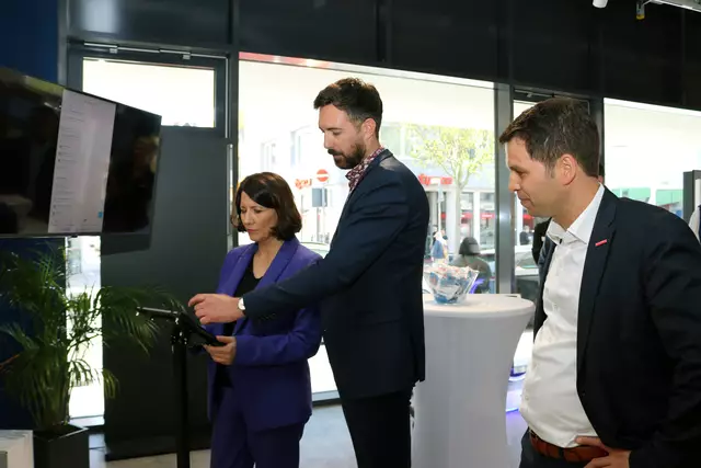 Benjamin Hilmer von der HWK (Mitte) erläutert Ministerin Daniela Schmitt die Funktionen des Modellhauses. HWK-Hauptgeschäftsführer Till Mischler schaut zu | Foto: HWK/gratis