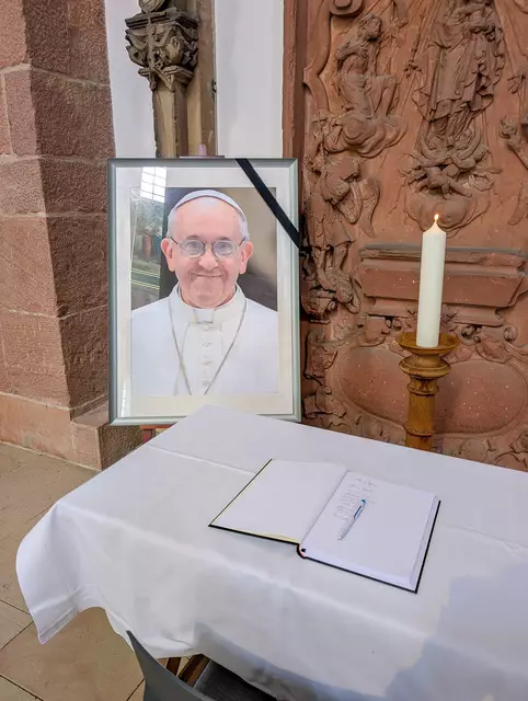 Das Kondolenzbuch für Papst Franziskus im Speyerer Dom | Foto: Bistum Speyer