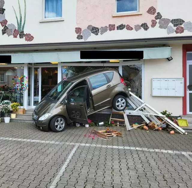 Eine 82-Jährige hat beim Ausparken die Kontrolle über ihren Wagen verloren. | Foto: Polizei Haßloch