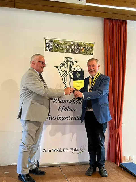 Als sichtbares Zeichen der neuen Würde überreichte Michael Comtesse (rechts) seinem Nachfolger den Wimpel der Weinrunde | Foto: Frank Waitt