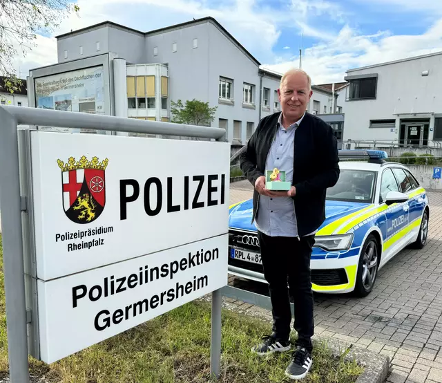 Stadtrat Armin Lutzke mit seinen Osterpräsenten vor der Polizeiinspektion Germersheim | Foto: FWG/Lutzke
