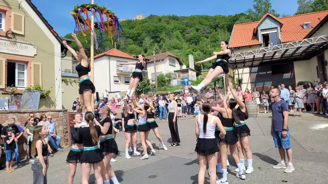 Traditionell wird das Andergasser Fest am 1. Mai vor dem Jägerstübchen in der "Obergasse" eröffnet. Die Cheerleader des 1. FC Hambach begeistern jedes Jahr mit ihrem Auftritt das Publikum. | Foto: Markus Pacher