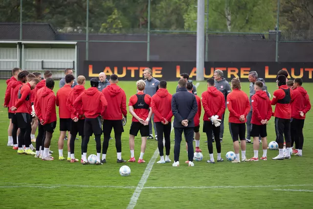 Erste Ansprache an die Mannschaft auf dem Trainingsplatz | Foto: Jens Vollmer