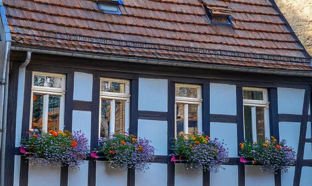 Dorfidylle: Fachwerkhaus mit Blumenkästen an den Fenstern | Foto: Heike Schwitalla