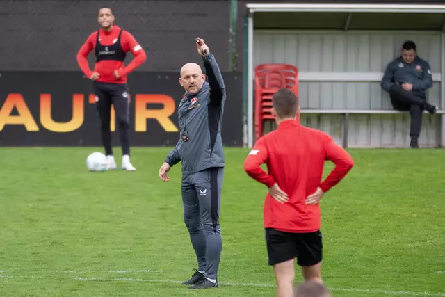 Da geht's lang - Torsten Lieberknecht bei seinem ersten Training als FCK-Trainer. Kommunikation ist Trumpf. | Foto: Jens Vollmer