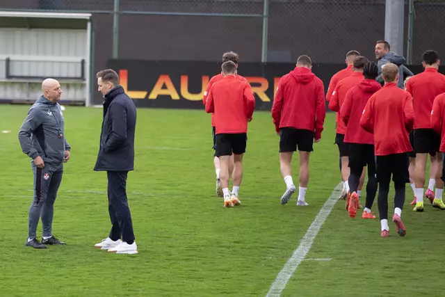 Trainer Torsten Lieberknecht und Sportdirektor Marcel Klos im Gespräch | Foto: Jens Vollmer