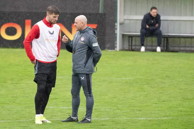 Auch das ein oder andere Einzelgespräche wie hier mit Jan Elvedi führte Lieberknecht | Foto: Jens Vollmer