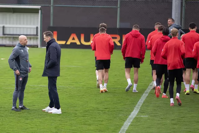Sportdirektor Marcel Klos im Gespräch mit dem neuen Cheftrainer Torsten Lieberknecht  | Foto: Jens Vollmer