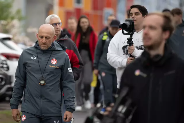 Der Gang von der Kabine zu Platz 4. Torsten Lieberknecht erstmals in FCK-Montur. | Foto: Jens Vollmer