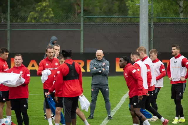 Leibchen werden verteilt - Trainer Torsten Lieberknecht bei seinem ersten Training im FCK-Dress | Foto: Jens Vollmer