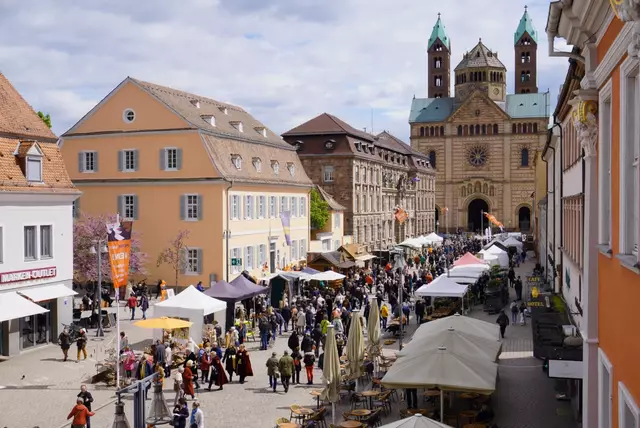 Die Maximilianstraße verwandelt sich am ersten Maiwochenende in eine Verkaufsmeile in Sachen Garten | Foto: Stadt Speyer/gratis