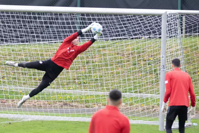 Tolle Flugeinlage: Auch Torhüter Julian Krahl zeigte sein Können | Foto: Jens Vollmer