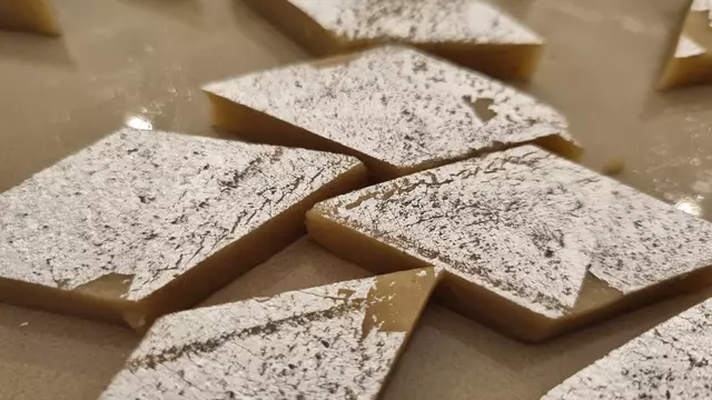 "Kaju Katli" ist ein indisches Dessert: "Kaju" bedeutet Cashew - es wird dazu durch Eindicken von Milch mit Zucker und anderen Zutaten hergestellt.  | Foto: © IGNKA