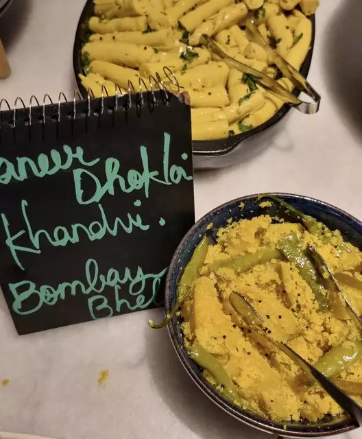 Indische Snacks - oben: "Khandvi", ein herzhafter Snack in der Küche Maharashtras und Gujarati. Gelbliche, fest gerollte (mundgerechte) Stückchen aus Kichererbsenmehl und Joghurt, gewürzt meist mit Ingwerpaste, Salz, Wasser, Kurkuma und manchmal grünen Chilischoten.

unten: "Bombay Bhel" ist ein beliebter indischer Streetfood-Snack, der besonders in Mumbai bekannt ist. Es handelt sich um eine knusprige und würzige Mischung aus Puffreis, Gemüse, Gewürzen und verschiedenen Chutneys
 | Foto: © IGNKA
