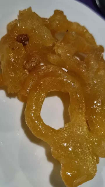 "Jalebi" ist ein typisches Dessert der nordwestindischen Küche - aber auch auf dem restlichen indischen Subkontinent verbreitet. Es sind frittierte Weizenmehlkringel, die mit Zuckersirup getränkt werden
 | Foto: © IGNKA