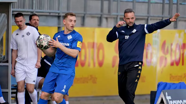 Weiter nach vorne, FKP-Trainer Daniel Paulus gibt seinem Spieler Luca Eichhorn die Richtung an. Damit der anvisierte Aufstieg in die Regionalliga gelingt, soll am Samstag auch ein Sieg beim SC Idar-Oberstein eingefahren werden.   | Foto: Erik Stegner