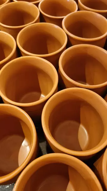 Die Becher stehen bereit für den Masala Chai, zubereitet aus Schwarztee, Milch, Zucker und einer Gewürzmischung | Foto: © IGNKA