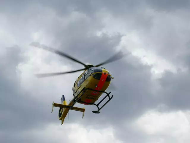 Ein Rettungshubschrauber brachte den Mann ins Krankenhaus | Foto: Kim Rileit