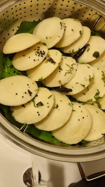 "Idli" ist ein klassisches Gericht der südindischen und tamilischen Küche. Bei "Idli" handelt es sich um weiße, gedämpfte, flach-runde Küchlein aus einem fermentierten Teig auf Basis von Urdbohnen und Reis. Sie haben eine weiche, schwammartige Konsistenz und einen meist leicht säuerlichen Geschmack
 | Foto: © IGNKA