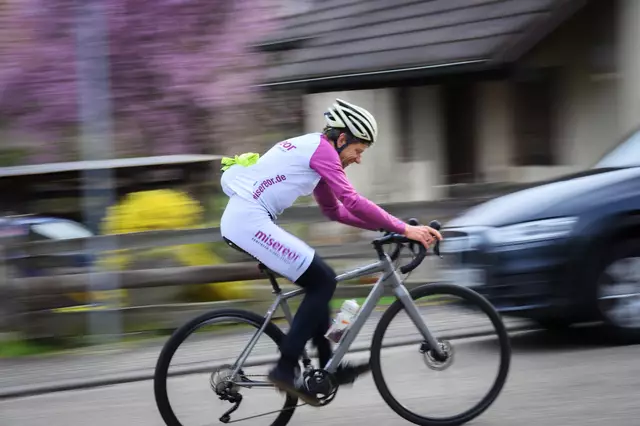 Christoph Fuhrbach bei seiner letzten Aktion mit Misereor am Hambacher Schloss
 | Foto: Ruven Vogt – Misereor