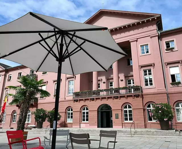 Sitzmöglichkeiten unter Sonnenschirmen umgeben von Palmen auf dem Marktplatz vor dem Rathaus | Foto: Stadt Karlsruhe, Monika Müller-Gmelin