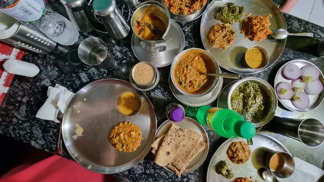 Essen in Indien, die Vielfalt des Angebots ist erkennbar | Foto: © IGNKA