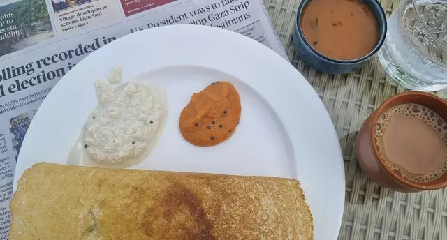 Klassisches (südindisches) Frühstück: Dosa, eine Art Pfannkuchen, bestehend aus einem meist fermentierten Teig aus Reis und Hülsenfrüchten, dazu unterschiedliche Chutneys, Füllungen und Beilagen. Zu den bekanntesten gehören die "Masala Dosa", mit einer würzigen Kartoffelfüllung serviert, dazu Kokos-Chutney, Sambar und ein Masala Chai | Foto: © IGNKA