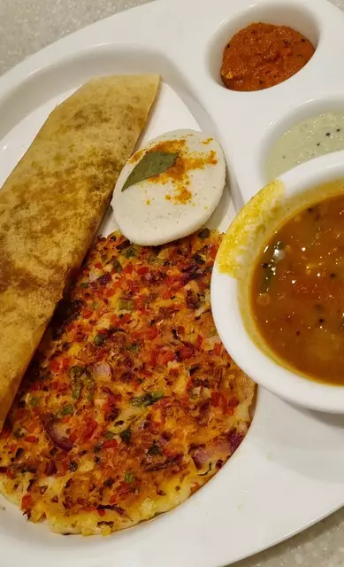 Südindische Combo - mit Dosa, Idli und Uttapam, eine Art Dosa, der aber nicht knusprig und kreppartig ist, sondern dicker und mit Belag versehen | Foto: © IGNKA